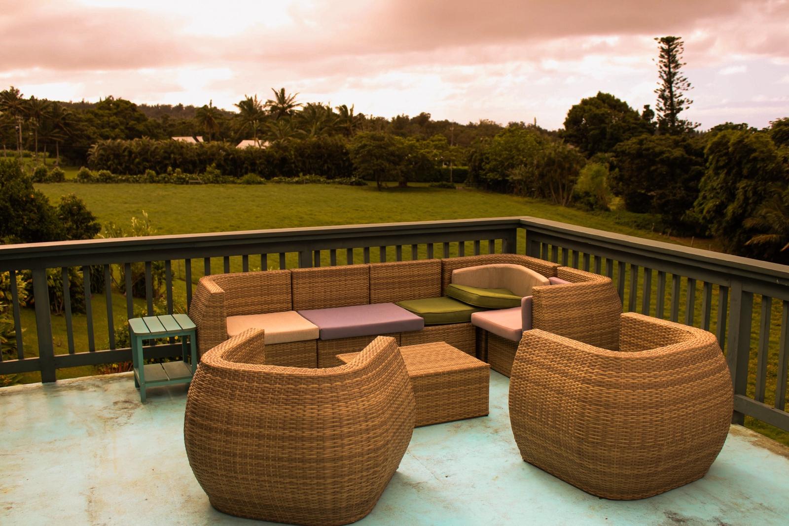 Wicker lounge chairs on the lanai at Kohala Country Haven